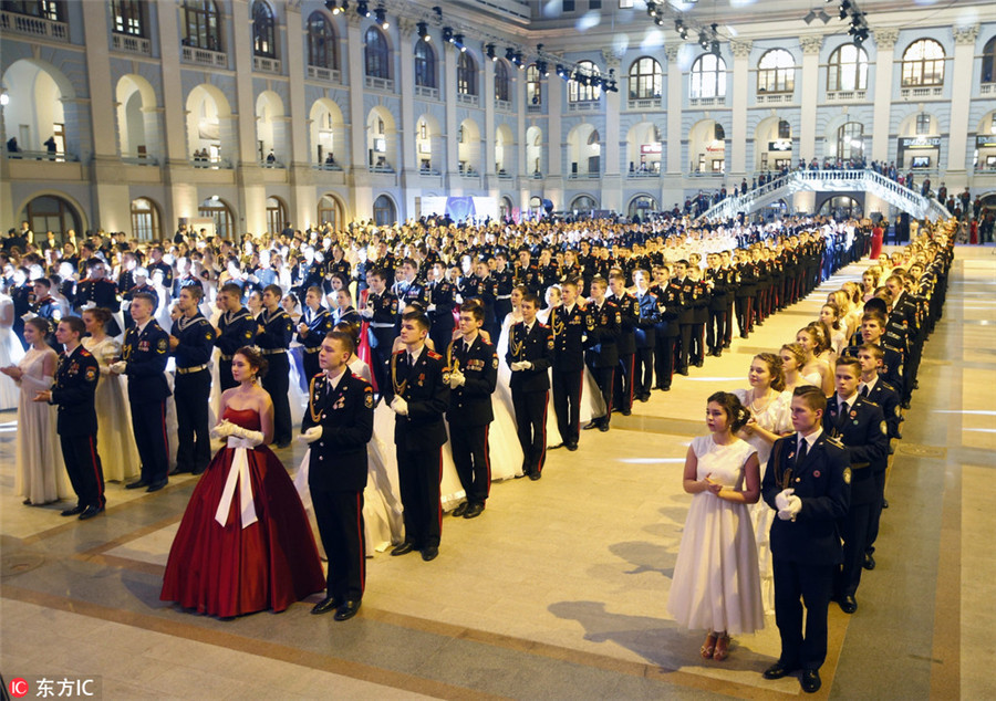 Smart men, beautiful girls, royal setting in Kremlin