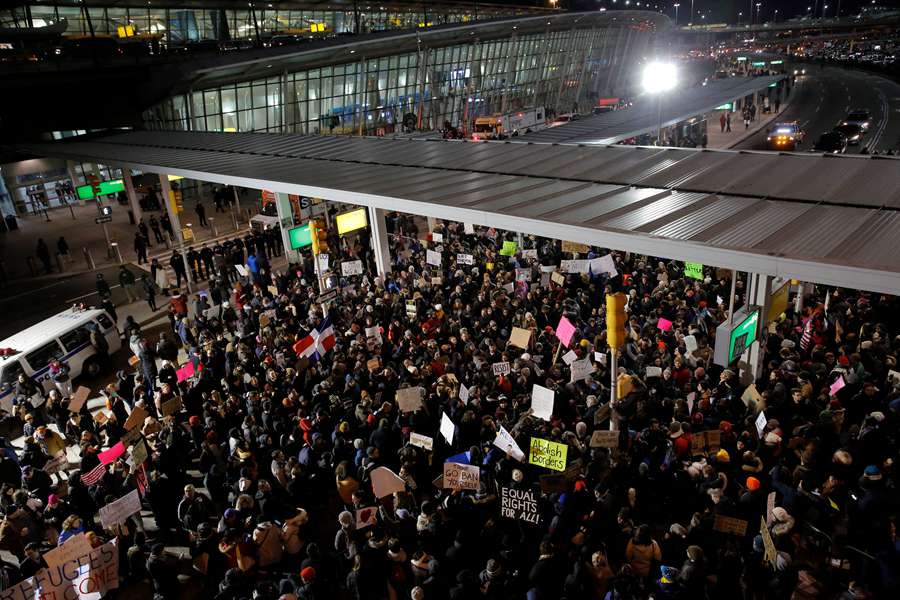 Trump's refugee ban sparks protests before White House, at over 30 US airports