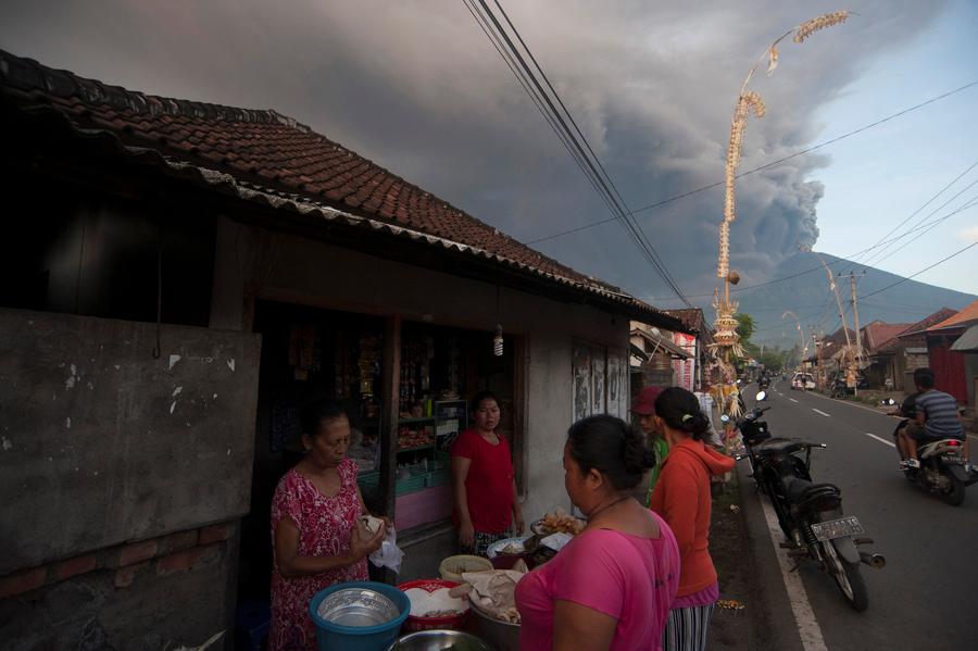 Indonesia raises alert to highest level 4 on Bali volcano