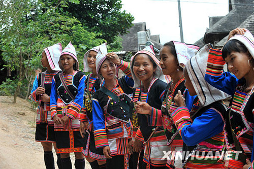 中國少數民族服飾融入世界潮流[圖]